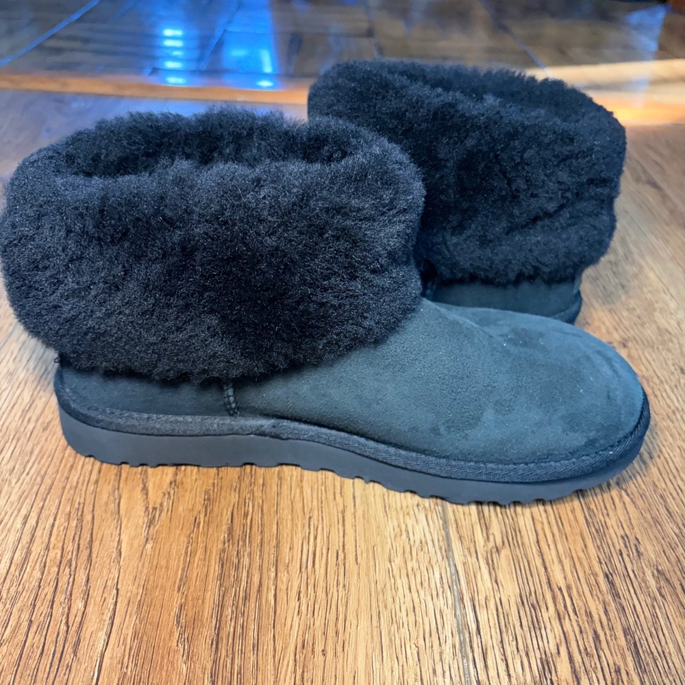 UGG Classic Mini Fluff Black Suede Sheepskin‎ Ankle Boots Womens 8 Cozy Winter